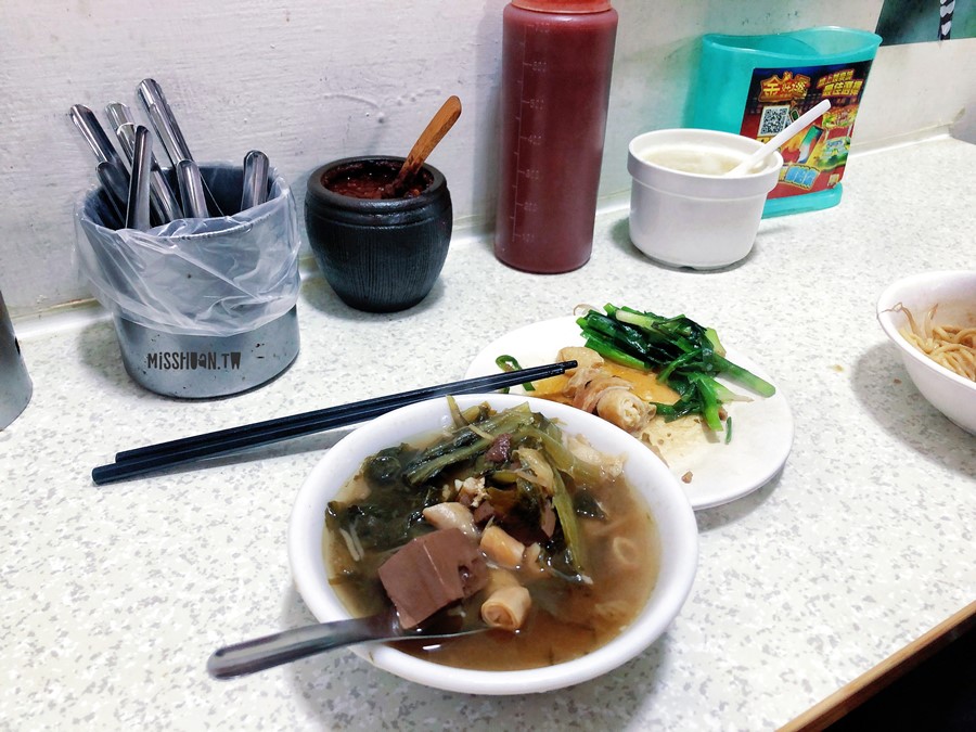 台中西區美食【乾麵酸菜湯老店】在地人超激推在地必吃早餐！通通只要銅板價就能好滿足！
